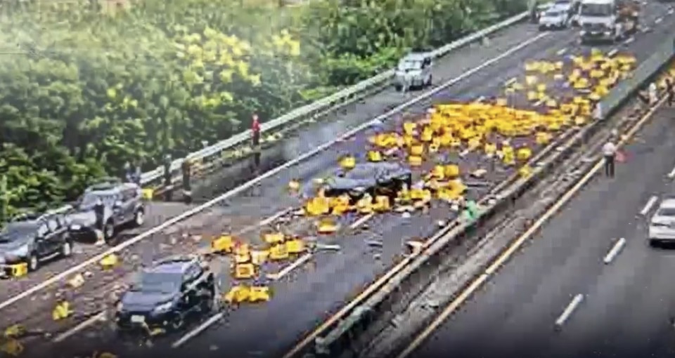 國道嚴重車禍！全聯結車撞護欄　「啤酒傾瀉碎滿地」波及13車