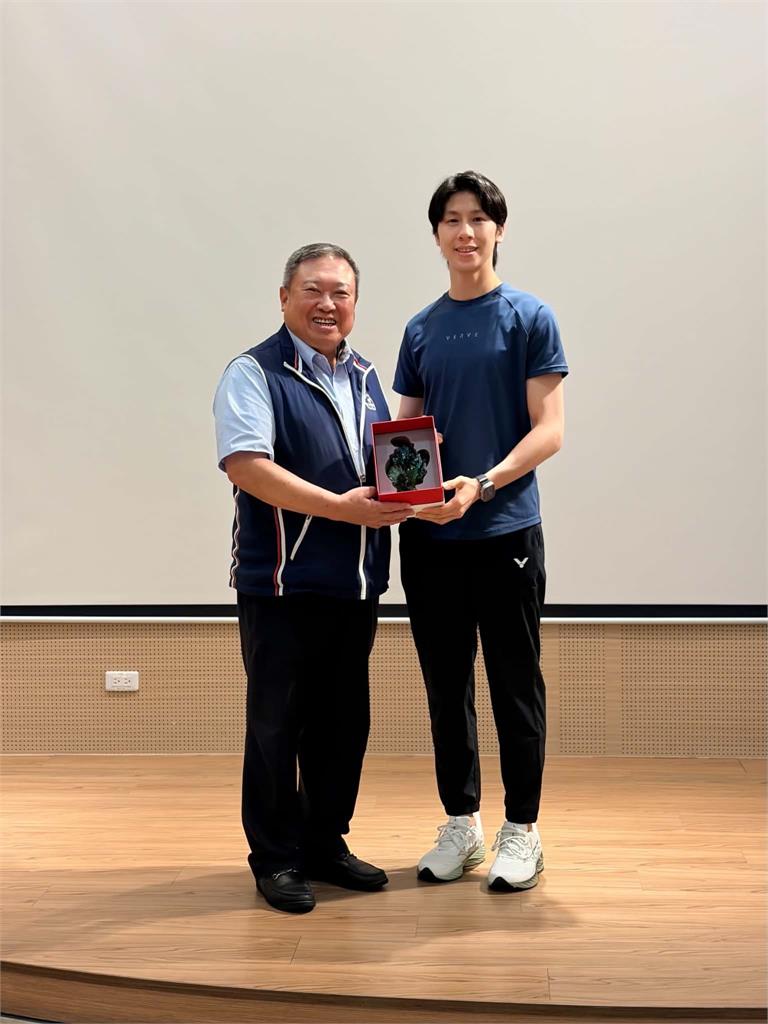 綜合／林鴻道辭國訓董事長與選手道別  林郁婷、林俊易代表獻花感謝貢獻