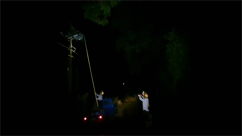快新聞/高雄桃源斷橋「3部落」成孤島、大停電 陳其邁曝:電來了!燈亮了!