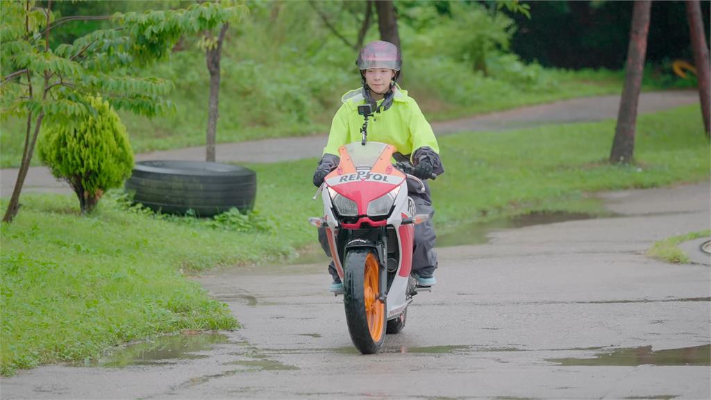 李多慧考機車無懼「暴雨猛練」　測驗當日考場突大哭：心裡真的很焦急