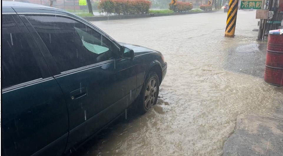 暴雨轟炸一級警戒　南投名間「馬路秒變泥河」淹水