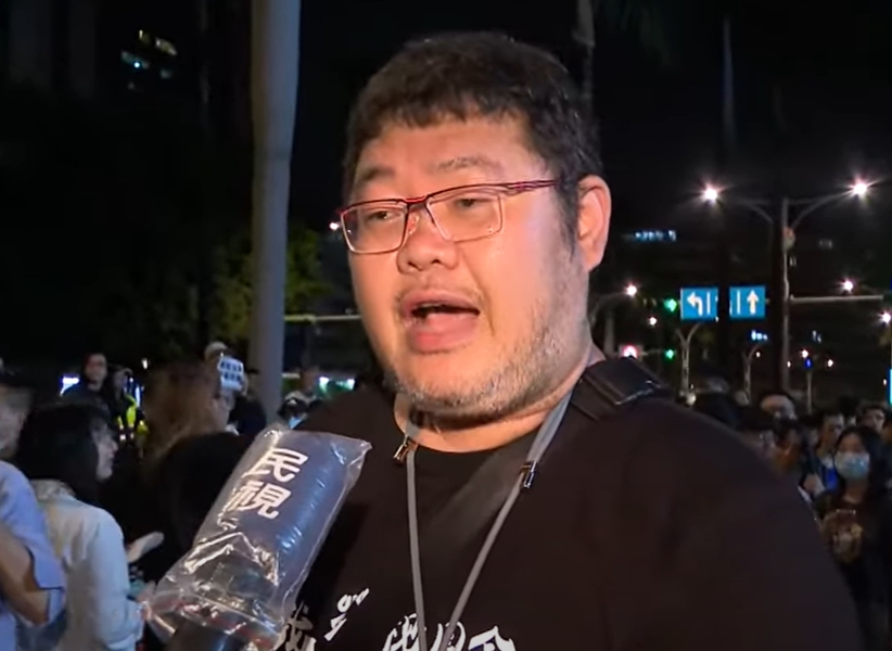 抗議群眾驚見四叉貓!身穿「我藐視國會Tee」喊話藍白:別再一意孤行