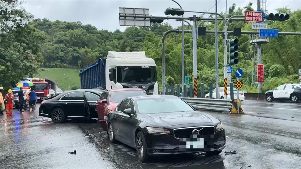 疑路滑煞車不及釀5車連環撞　轎車遭大貨車撞擊　9人送醫