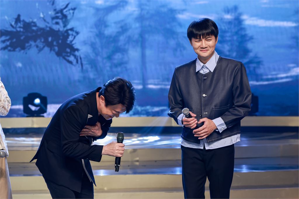 《超級冰冰Show》明亮深情款款盯著歌王！讓翁立友「犯大忌」爆笑NG走音