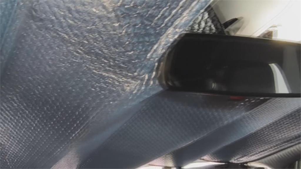 避暑新招！　茶農身上披「車用遮陽板」防止曬傷