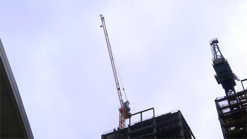 工安意外！大量建材從10層樓高掉落　工人疑沒綁安全帶墜樓身亡