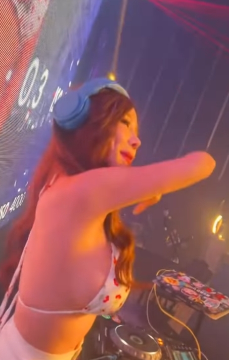 「最辣DJ」藍星蕾紅毯穿比基尼！超辣「真實身材」被24萬粉看光