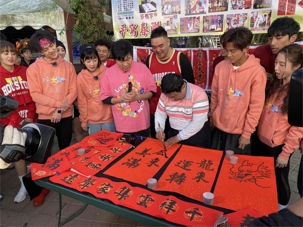 鄭仲茵矇眼嘴咬毛筆要放入胡瓜口含容器！毛筆塗滿臉綜藝天王崩潰「妳不要再動了」