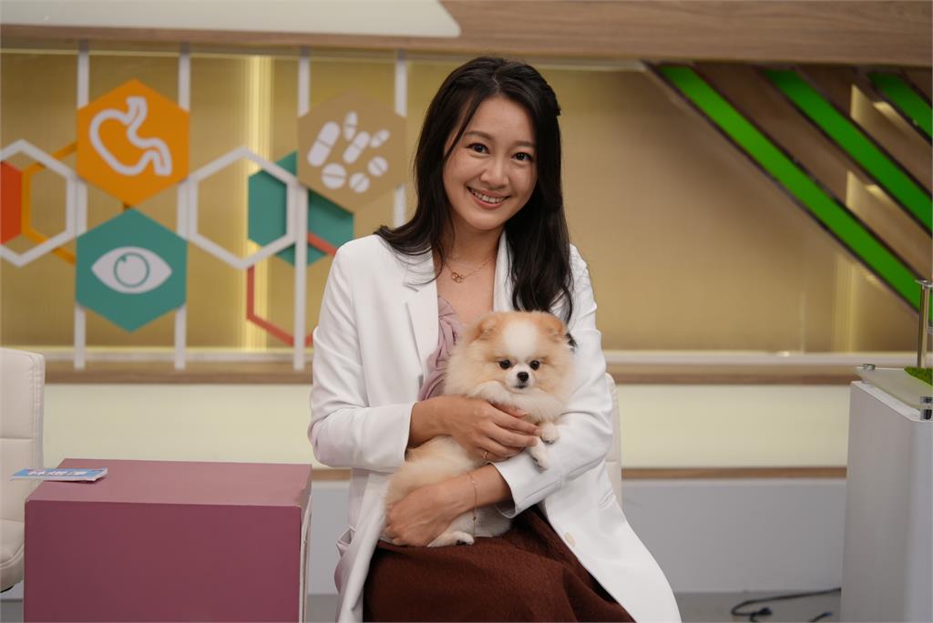 《醫學大聯盟》鹿希派超狂養12隻狗!與貓同住「互不理會」