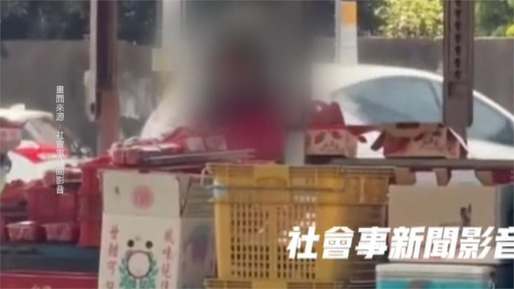 又出現時間管理大師！　女騎士車停待轉格「趁紅燈買水果」