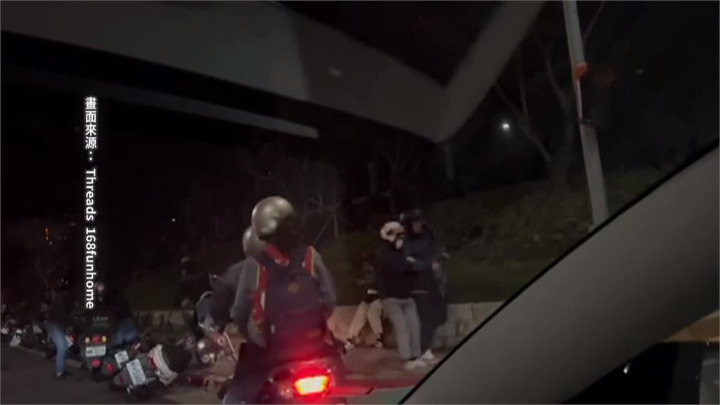強風襲擊 竹南大同高中PU跑道被吹掀 停車格機車慘況曝光