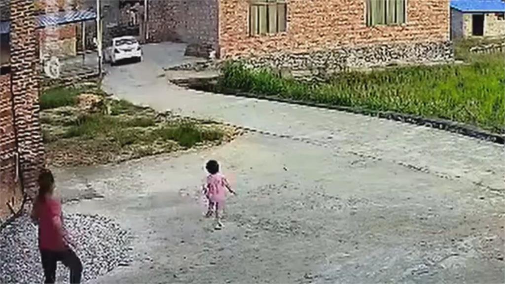 中國父母開車回城市打工 2歲半女兒「哭喊狂追」摔倒才停下