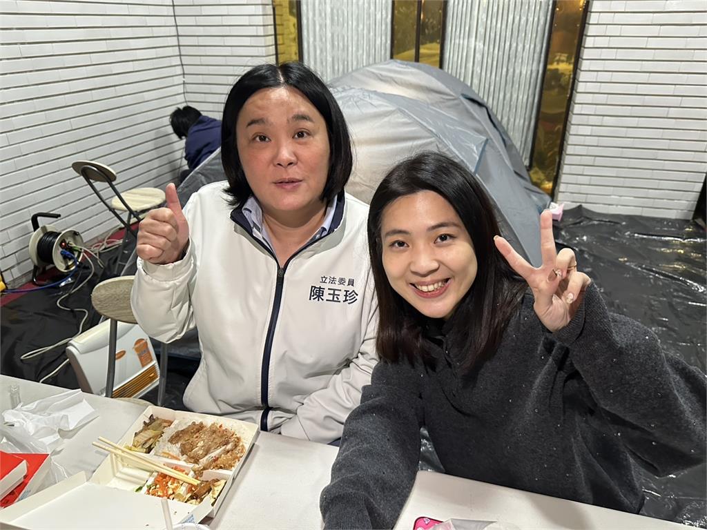 快新聞/徐巧芯、陳瑩爆口角! 藍20日要硬闖這三法 又在議場前搭棚夜宿