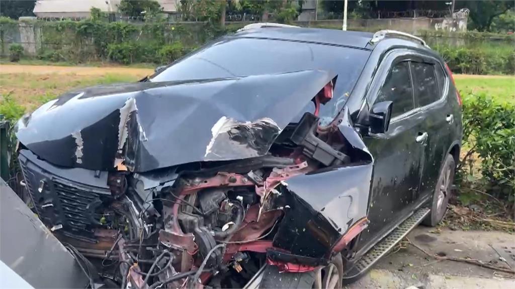 高雄15歲少年開車闖燈又拒檢　自撞變電箱害400多戶停電