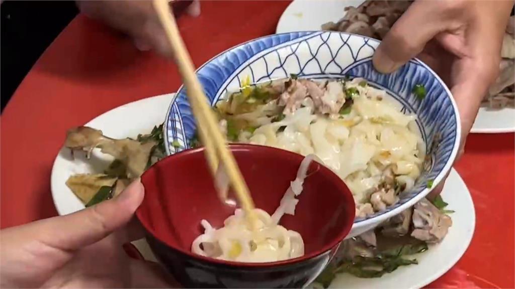 寶林案風暴衝擊米製食品　客委會主委大啖「粄條」　撕污名化標籤