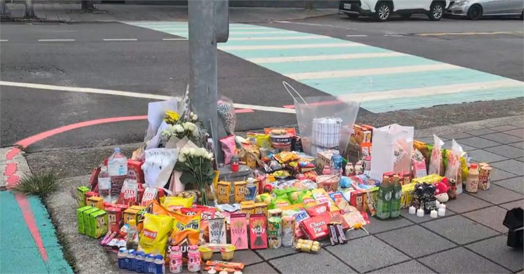 三峽車禍「追思現場大量違停」太諷刺!人行道「滿滿車輛」民眾被迫走車道