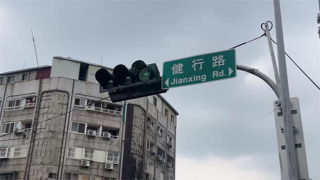 太「扯」了!台中貨車沒收吊臂趴趴走 扯落紅綠燈肇事