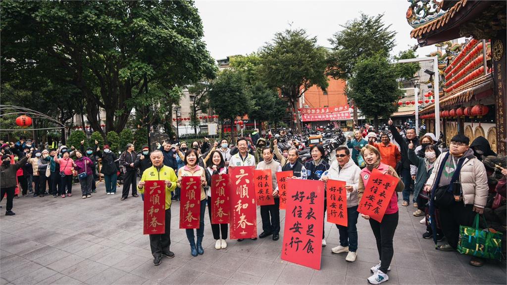 快新聞/賴桑、小英總統春聯夯!蘇巧慧板橋親發 半小時內千份被搶光