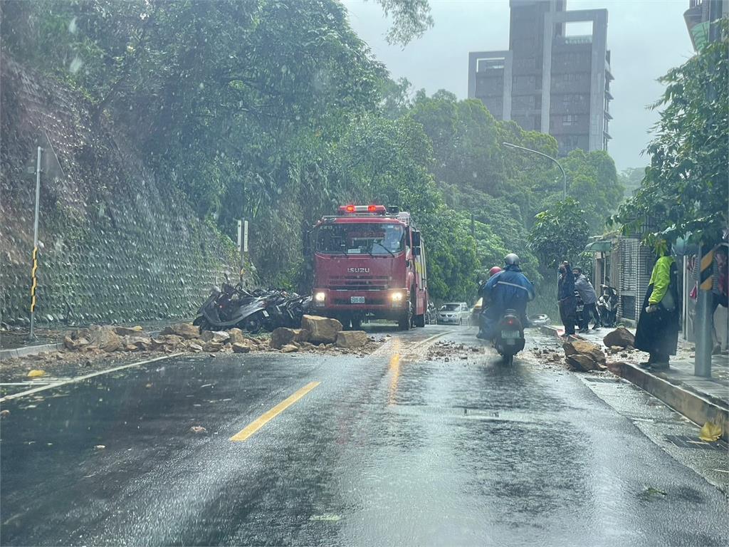 快新聞／北市內湖安泰街道路邊坡滑落！ 內湖路二段落石險砸車