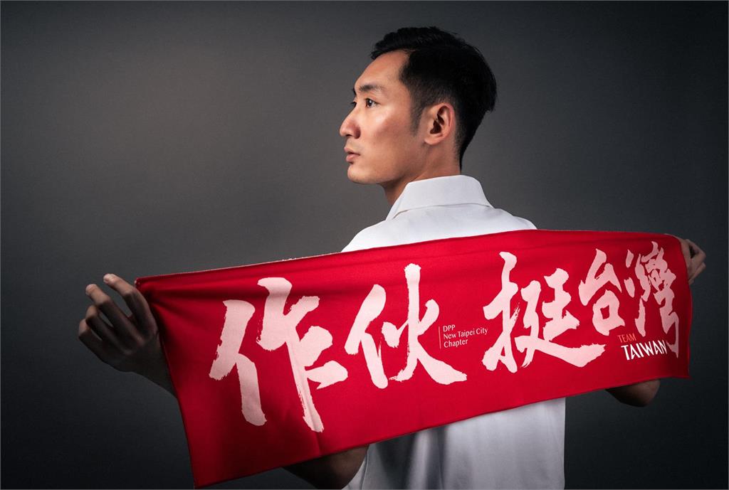 快新聞／作伙挺台灣！　民進黨新北黨部推入黨小物「民主之鑰」