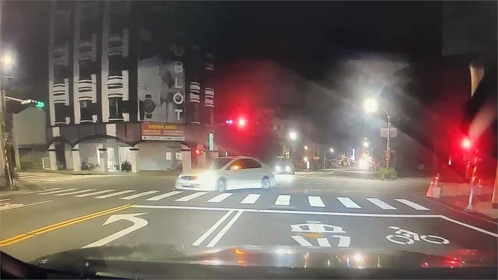 又是毒駕!台南女吸毒上路 拒檢闖燈逆向自撞翻覆