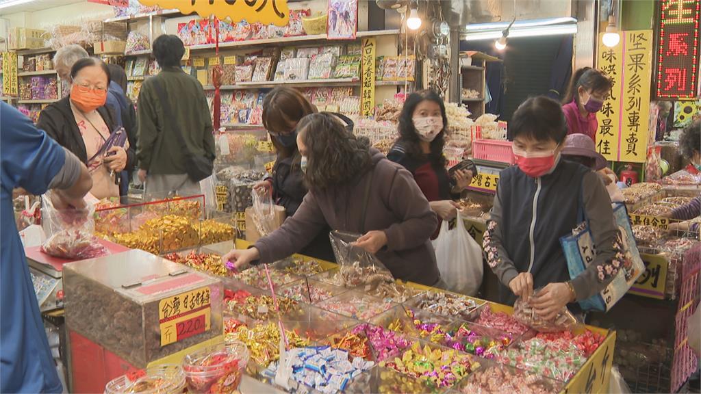 三鳳中街賣年貨揭開序幕　陳其邁發兔年小紅包拜早年