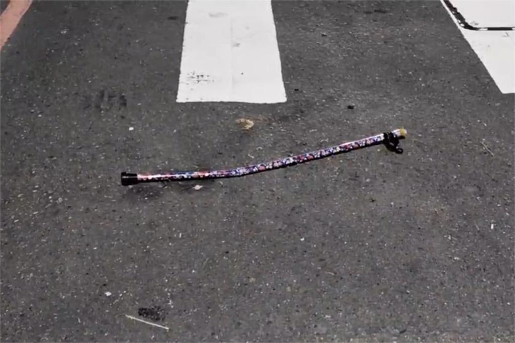 快新聞/高雄行人闖紅燈身亡! 1車反應不及高速撞上「擋風玻璃全碎」