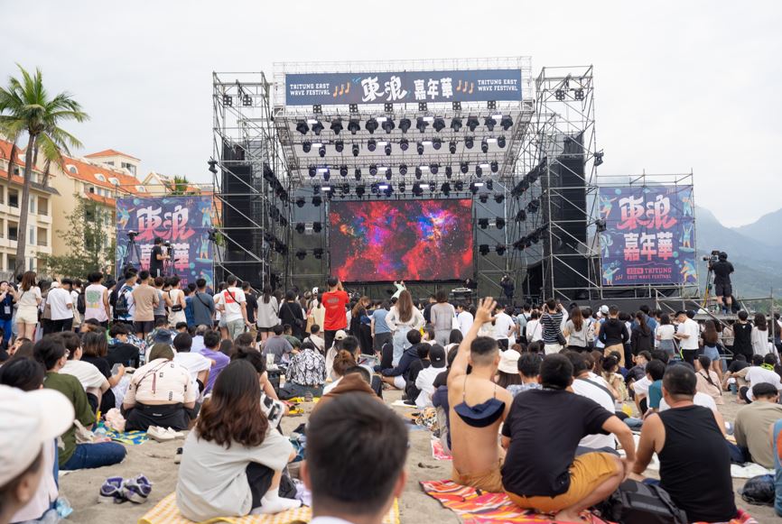東浪嘉年華首日逾萬人朝聖　黃明志等重磅歌手今晚登場