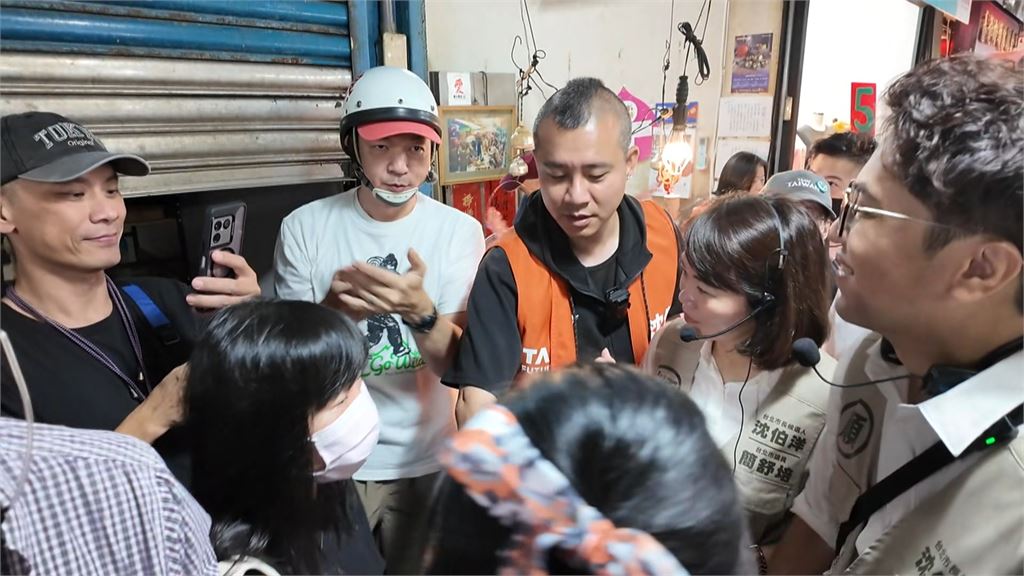 文山區掃街遇阿嬤暈倒　沈伯洋秒中斷採訪上前關切