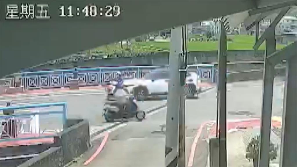 驚悚! 機車與汽車碰撞燒成火球 女騎士傷重不治
