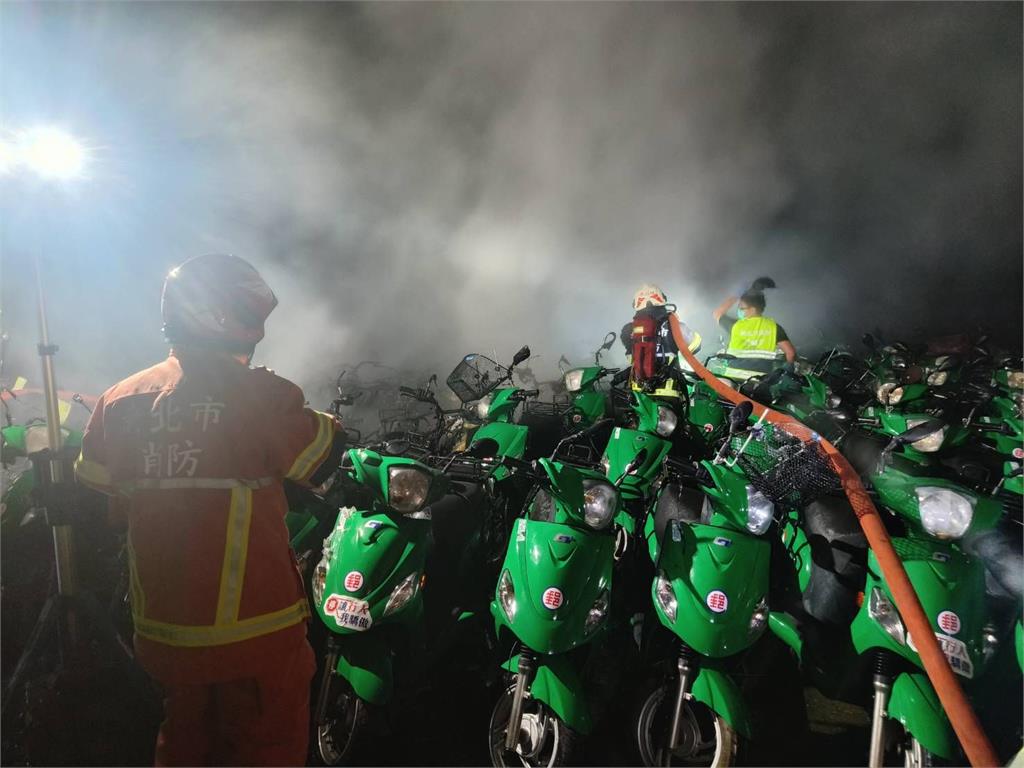 快新聞/新店青潭郵局戶外停車場火警 101台電動機車遭燒毀