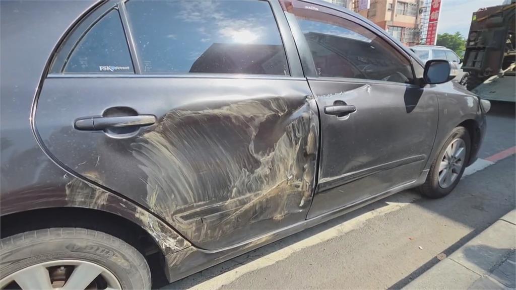 雲豹裝甲車變換車道擦撞　後車閃不及再撞另輛裝甲車