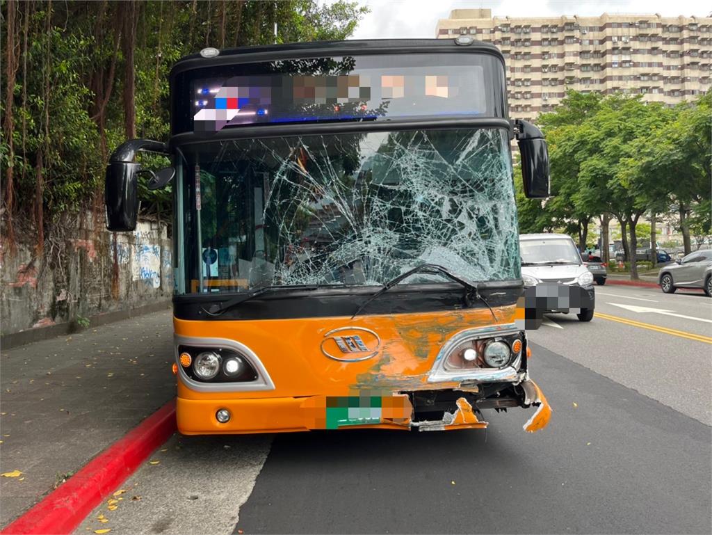 快新聞/嚇!北市公車轉彎「遭小貨車撞上」 駕駛雙腿骨折昏迷送醫