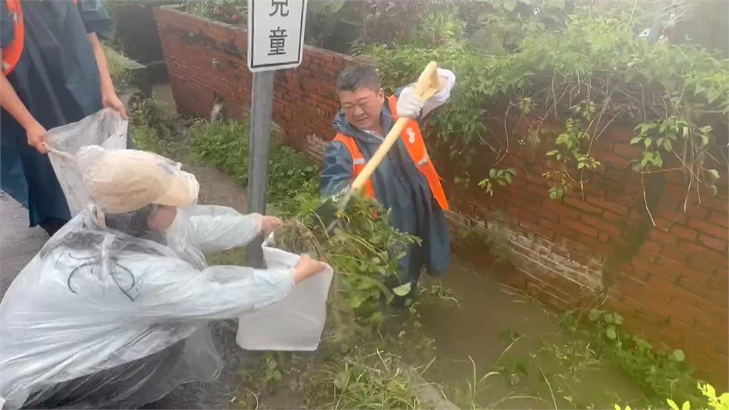 陳其邁災區淋雨涉水　盧秀燕勘災"全妝上陣"遭調侃