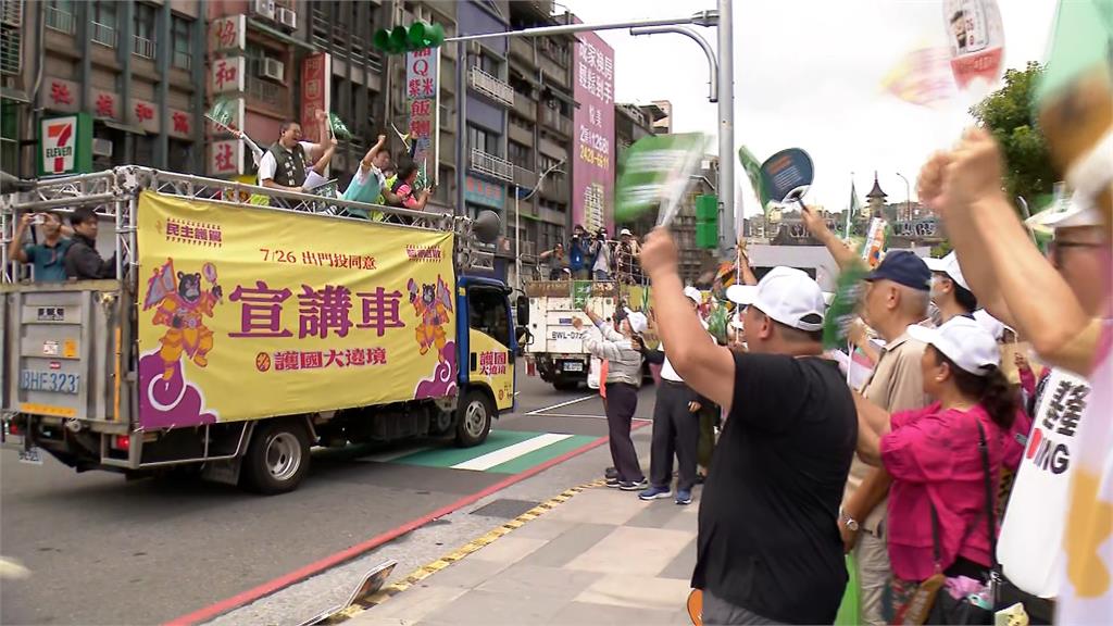護國大遶境車掃基隆、汐止　民眾ＣＯＳＰＬＡＹ傅崐萁反諷