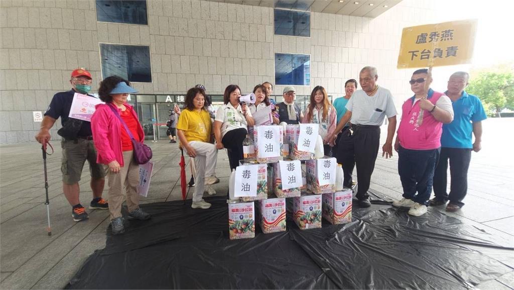 中聯油脂毒油事件延燒 陳怡潔赴台中市政府抗議 批盧秀燕「食安治理失靈」