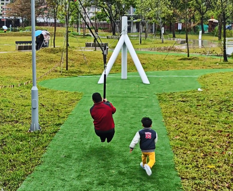 桃園市府斥資1.1億改造楓樹腳公園 16米高「超大長頸鹿」遊具屹立公園