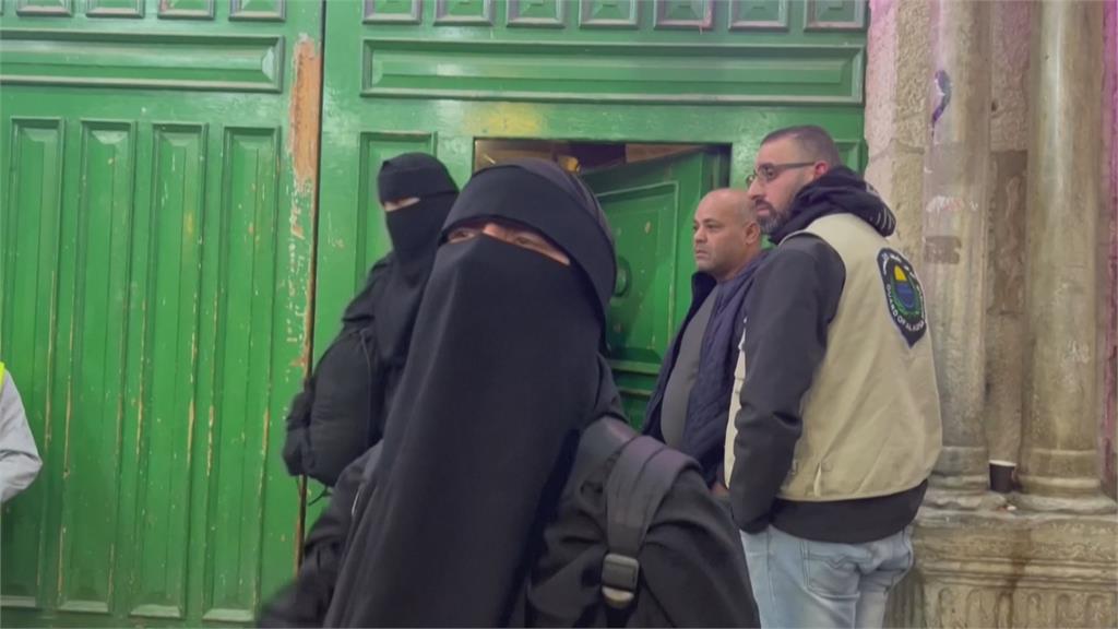 以色列警突襲耶路撒冷清真寺　350多名巴勒斯坦信徒遭逮