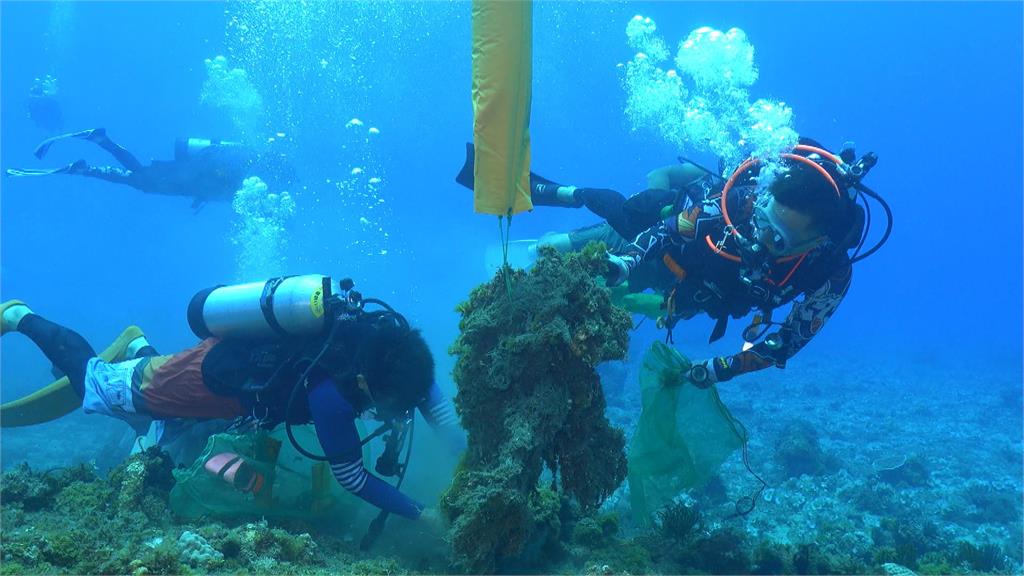 守護海洋! 小琉球志工完成500次水下清除 累積近百噸海廢