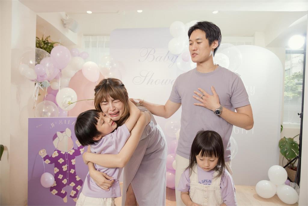 人生真的太「男」!大學生女星揭曉第三胎性別 當場癱軟倒地痛哭