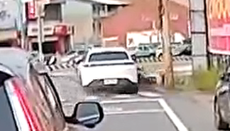 快新聞/超衰!3騎士等紅燈慘遭撞飛 警察一驗下場慘了...駕駛竟毒駕