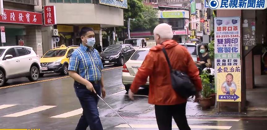 影/視障男過馬路突迷向「誤闖車道」!司機見他「1舉動」秒衝下車拉人