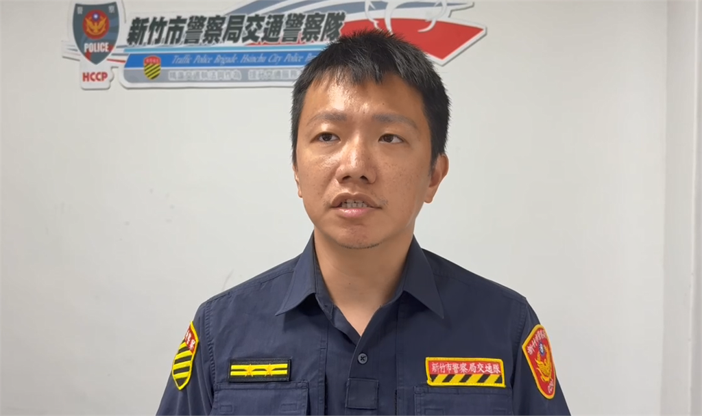 自撞電桿再甩尾撞民宅! 轎車卡巷弄 駕駛棄車落跑
