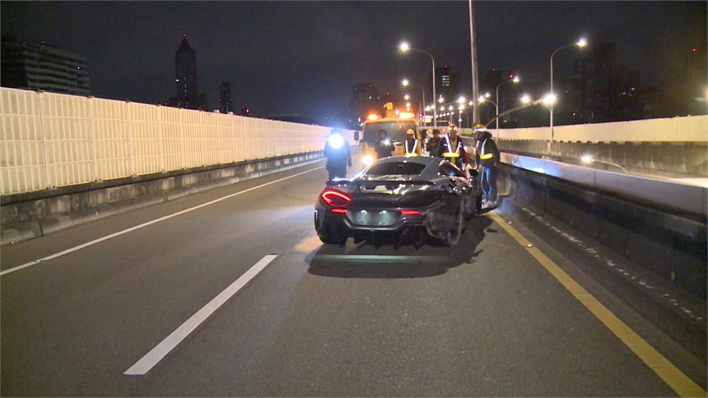 堪稱藝人最愛超跑 麥拉倫市民高架打滑自撞半毀