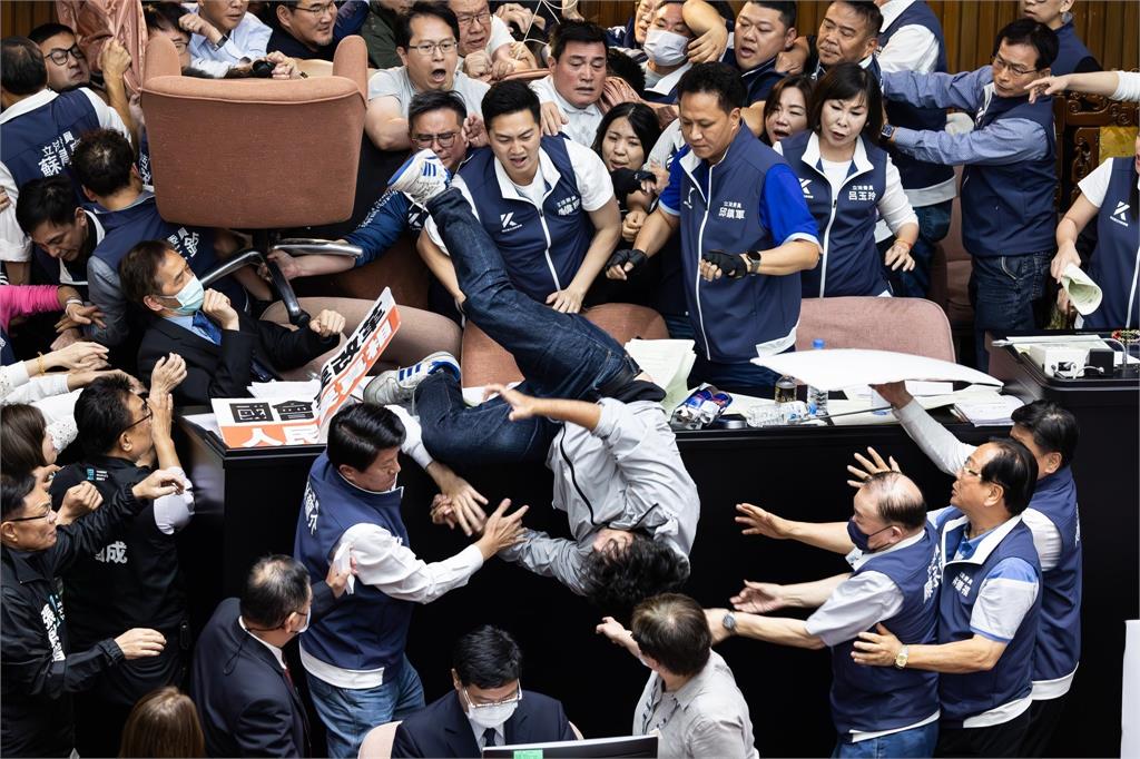 【淡江傳真】淡江 4校友勇奪「台灣新聞攝影大賽」多項大獎 展現新聞影像力與專業深度