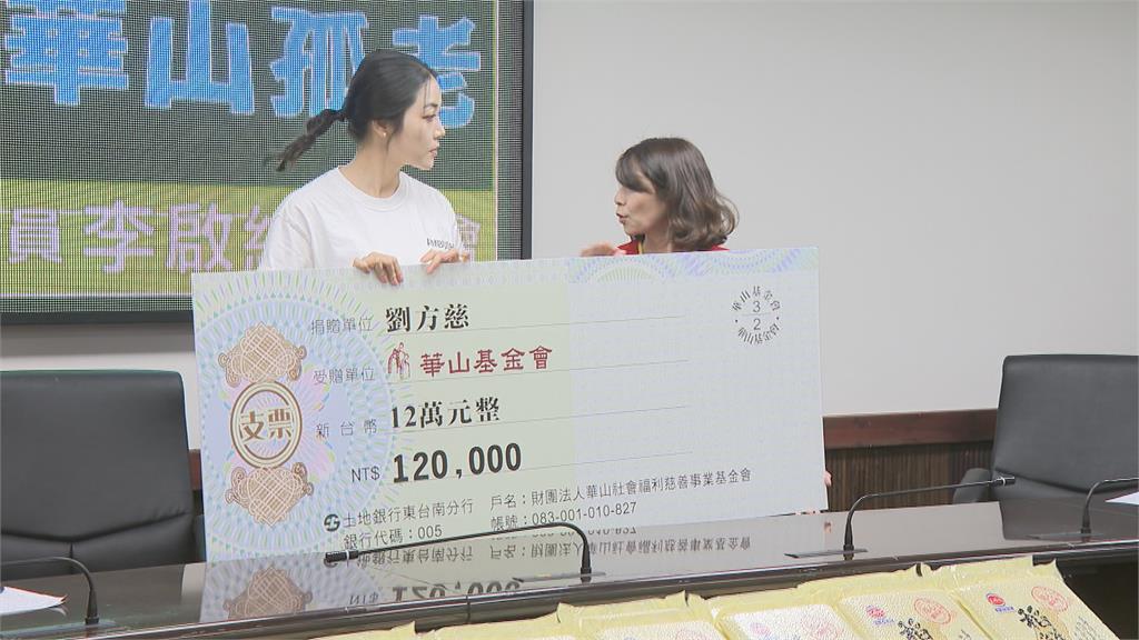美女主播劉方慈中秋送暖　南下探望、慷捐12萬照顧孤老