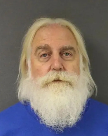 退休小學老師扮「聖誕老人」被捕！遭控「拍攝兒童私密影片」傳給他人…形象全毀  