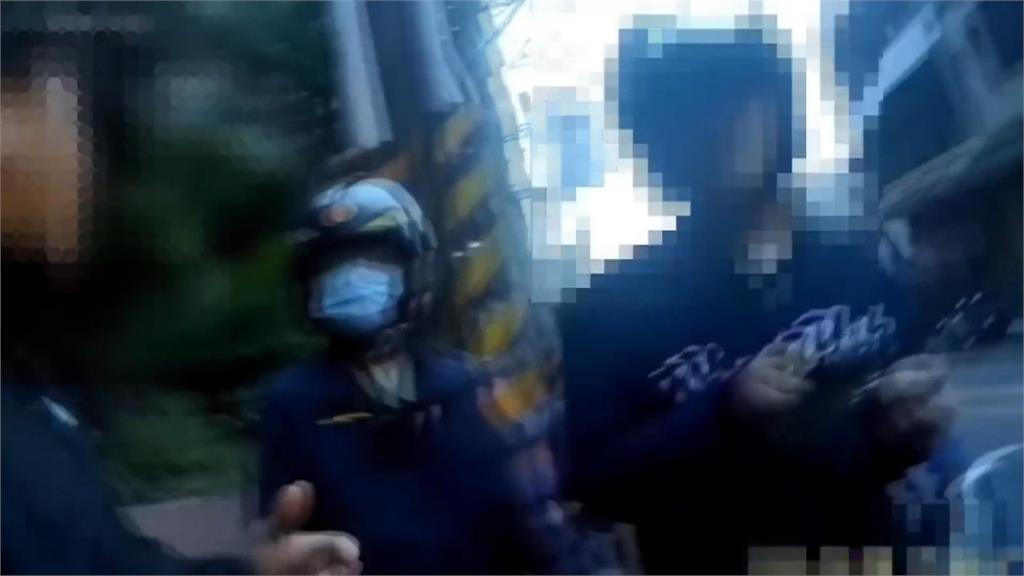 車速慢被按喇叭　駕駛氣炸尾隨2.7公里亮刀恐嚇騎士　