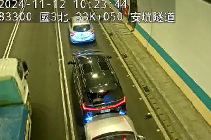 快新聞/國3安坑隧道5車連環撞!貨車駕駛受困 車流嚴重回堵