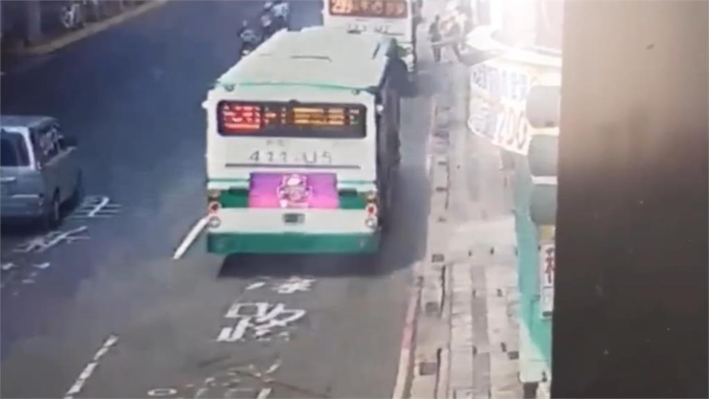公車撞公車！疑煞車失靈釀禍　司機、乘客等4人受傷